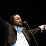 Zamrznuta statua Pavarotija razbesnela njegovu udovicu (FOTO)