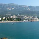 (FOTO) Zmija snimljena među dečjim igračkama na poznatoj jadranskoj plaži: "Roditelji da obrate pažnju"