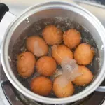 Jedan sastojak u vodi može olakšati ljuštenje kuvanih jaja