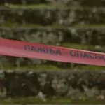 Napuštena kuća na niškoj Paliluli se godinama urušava, građani sami ogradili trotoar zbog padanja cigli