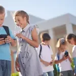 Deca koja rano otvore naloge na društvenim mrežama imaju slabije rezultate u školi
