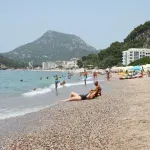 RTCG: Ležaljke i suncobrani prethodnih godina bili besplatni za sve posle 17 časova, a ove samo za građane Crne Gore