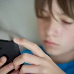Nove studije: Korišćenje pametnih telefona pre 13. godine povezano sa poremećajima