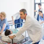 Maloletnik uboden nožem, masovna tuča na tri lokacije u centru Beograda - četiri mladića povređena