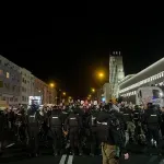 (VIDEO) Sukob policije sa Novosađanima: Građani pokušali da spreče odvoženje autobusa, ima povređenih i privedenih