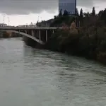 Mladić spasio žensku osobu iz nabujale Morače - slučajno se zadesio na mostu