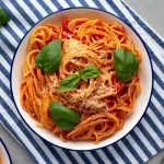 Špagete u paradajz sosu sa orasima i parmezanom