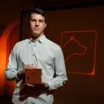 Novinar N1 Slovenije Jakob Murovec dobio nagradu Udruženje novinara Slovenije