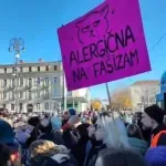 Antifašistički marševi u Hrvatskoj: Maskirani mladići gađali okupljene petardama, policija bez reakcije