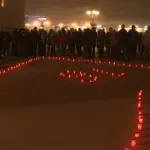 (VIDEO) Sećanje na žrtve u Novom Sadu: Veliko srce od lampiona na Trgu slobode