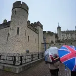 Huligani gađali pudingom vitrinu sa krunom u Londonskoj kuli