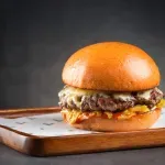 EU razmatra zabranu “mesnih” naziva za veganske proizvode: Poslanici, proizvođači i potrošači podeljeni