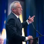 (VIDEO) Ministri Kenedi i Dafi održali takmičenje u zgibovima tokom obilaska aerodroma