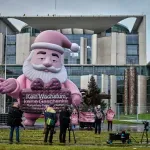 Demonstranti u Berlinu postavili džinovskog Deda Mraza u znak protesta