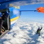 Padobranac ostao da visi sa aviona, zapetljao mu se padobran (VIDEO)