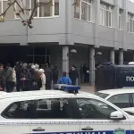 Bivši major policije sprečio hapšenje devojke na protestu u Valjevu (VIDEO)