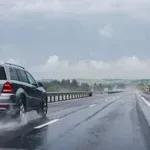 AMSS: Kiša, mokri kolovozi i slabija vidljivost otežavaju saobraćaj