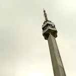(VIDEO) Studenti u blokadi postavili na Avalski toranj transparent "Studenti pobeđuju": Vidimo se u subotu
