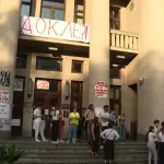 Automobilom na građane i studente ispred Pravnog fakulteta tokom odavanja pošte (VIDEO)