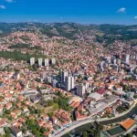 Kako se Užice sprema za Vučića: Zastave duž centralne ulice, ali i poruka da "narod ne želi da ga vidi"