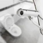 U školi u Zemunu postavljena kamera u muškom toaletu (VIDEO)