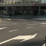 (VIDEO) Ispupčenja teško uočljiva: Razdelne linije kod pešačkog prelaza u Prizrenskoj "sapliću" pešake