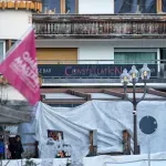 (FOTO) Konobarica na ramenima kolege, prskalice i početak požara: Kako je vatra tako brzo zahvatila lokal