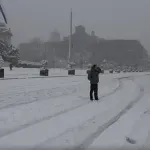 Studenti u blokadi pozvali na grudvanje ispred Skupštine, pa stigli kamioni da čiste sneg