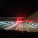 Usporen saobraćaj na pojedinim deonicama Miloša Velikog zbog snega na kolovozu