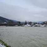 Vozilo skliznulo u Lim kod Priboja, dva putnika uspela da se izvuku (VIDEO)