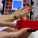(VIDEO) Predstavljeni "pametni" veštački nokti: Menjaju boju za pet sekundi, u ponudi 400 nijansi
