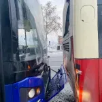 Razbijena stakla tokom sudara dva gradska autobusa, bez informacija o povređenima (FOTO)