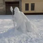 Snežna skulptura u banatskom selu: Kreacija mladog para iz Rusije privukla pažnju