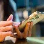 Prekomerna upotreba ekrana iscrpljuje mozak - kako da zaštitimo mlade?