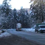 AMSS: Pojačan saobraćaj ka zimskim centrima, putevi uglavnom dobro prohodni