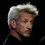 (FOTO) Zabrana za njega ne važi - Šon Pen zapalio cigaretu na dodeli Zlatnih globusa