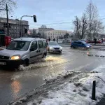 (VIDEO) "Potok" na Vračaru: Pukla cev u Golsvordijevoj ulici, voda teče sve do Bulevara, otežano kretanje vozila