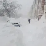 (FOTO/VIDEO) Snežna oluja okovala Kamčatku: Nanosi snega do 4. sprata zgrada