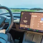 Da li su ekrani u automobilima opasniji od korišćenja mobilnog telefona?