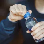 Studija pokazala zašto bi trebalo da prestanemo da pijemo vodu iz plastičnih ambalaža