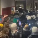 VIDEO Udarci i pesničenje: Kako je izgledala intervencija policije u zgradi Filozofskog