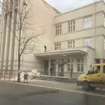 Pala fasada sa renovirane prokupačke Gimnazije: Grad traži hitnu sanaciju o trošku izvođača - "Tončev gradnje"