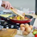 Priprema hrane u nelepljivom tiganju ima svojih prednosti, ali nije idealno za sve