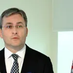 Selaković za skrnavljenje spomenika optužio "studentkinje blokaderke"