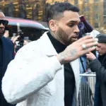 Pevač Kris Braun pojavio se pred londonskim sudom uoči suđenja za napad