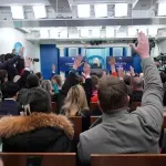 (FOTO) U Beloj kući okačena fotografija Trampa i Putina