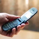 Mislite da ne možete bez pametnog telefona? Devojka tvrdi da joj je stari telefon na preklop poboljšao život