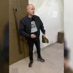 "Vrsta nove pretnje": Optuženi za napad na ekipu N1 na ročište došao u majici sa citatima i šapkom Ratka Mladića