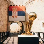 Larry O’Brien stigao u Beograd: Legendarni trofej NBA lige u društvu košarkaških velikana