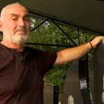 Kvadratura života: Šta to može naterati ljude da zvižde i vređaju čoveka koji je izgubio sina?